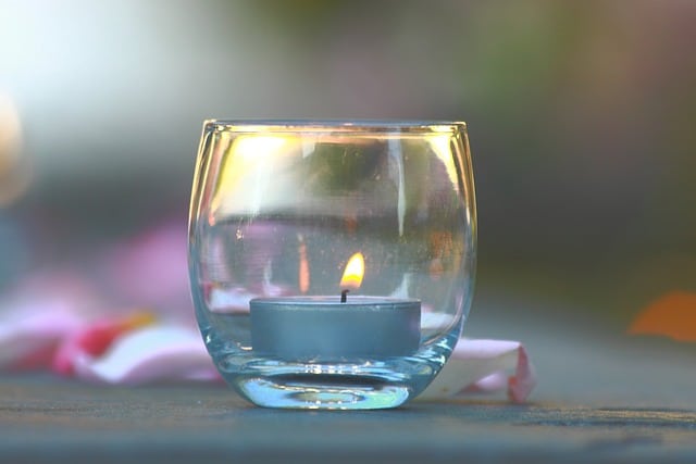 Jak działa świeca w słoiku i jakie są korzyści z jej używania