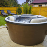 Kąpiel w jacuzzi ogrodowym - idealny sposób na relaks w letnie dni