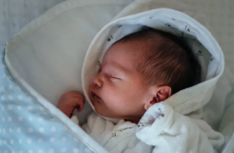 Dlaczego 10-miesięczne dziecko budzi się w nocy? Najczęstsze przyczyny i sposoby radzenia sobie z problemem