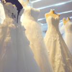 Najgorętsze trendy na sukienki na wesele: odkryj idealny look na wielkie wydarzenie