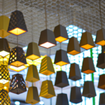 Jak wybrać designerskie lampy wiszące aby wprowadzić do swojego domu luksusowy charakter?