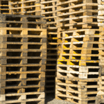 Jakie korzyści wynikają z zakupu palet drewnianych w Wyszkowie?